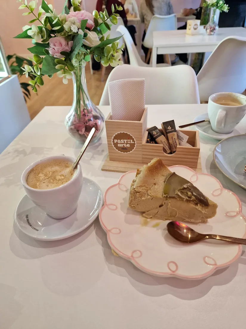 Porción de tarta con café