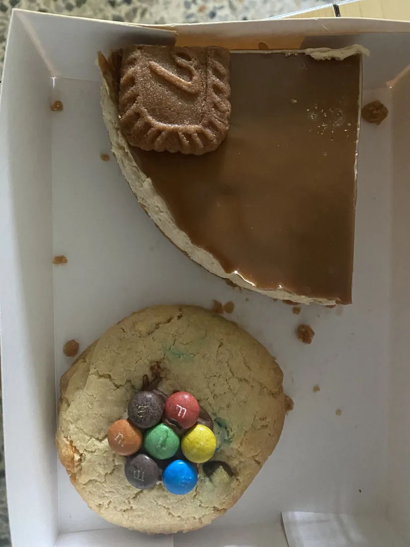 Cookie de chocolates de colores, partida por la mitad