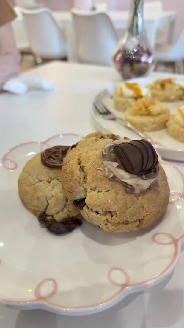 Cookies rellenas en el plato