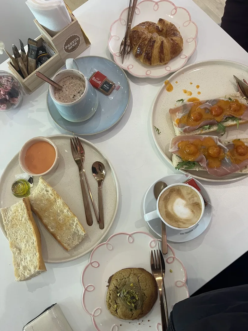 Desayuno completo de Pastelarte, con su café