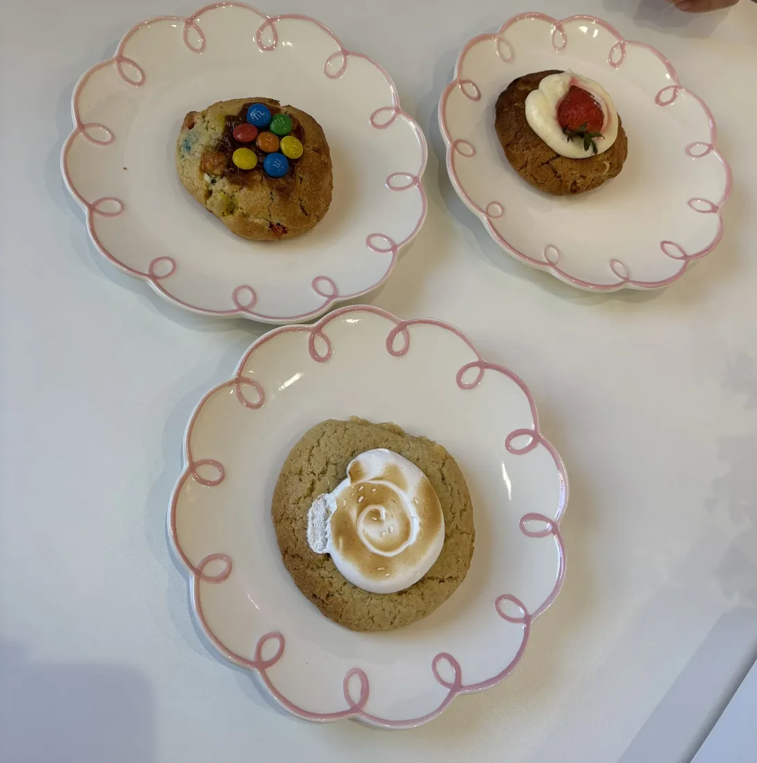 Galletas decoradas a mano, en platos de flor